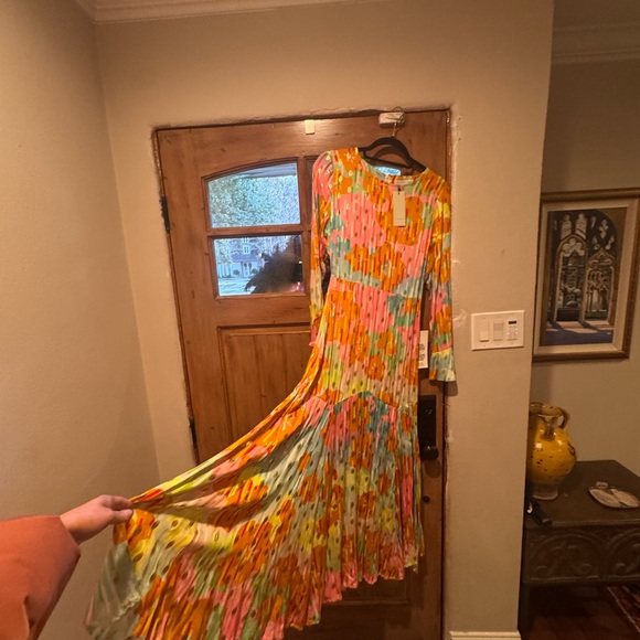 Never Fully Dressed NWTs!
NE Ombré Floral Eliza Midi Dress 
Size 6 - Picture 2 of 7